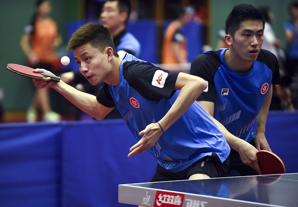 中国香港队选手吴柏男（左）/林兆恒在训练中。
    当日，中国香港乒乓球队在香港体育学院进行训练，备战4月将在匈牙利举行的2019世界乒乓球锦标赛。（新華社）