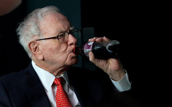 88岁的股神巴菲特近来透露，他每天仍然会喝下5罐可口可乐。