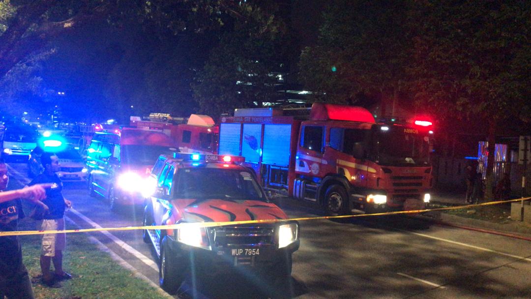 消拯局调派48名消拯官员、消防车及水槽车到场展开灭火行动。