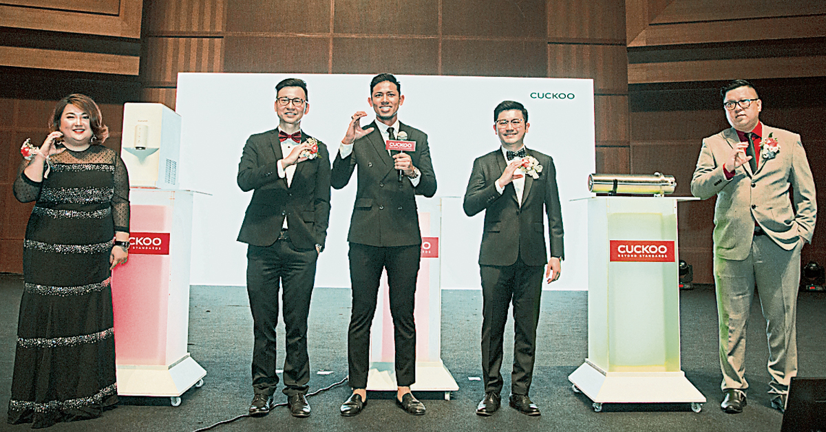 吴慧婷（左起）、许健川、纳比尔阿末、麦潍闳和陈友亮联手推介CUCKOO“IN & OUT优惠”及两大新品。