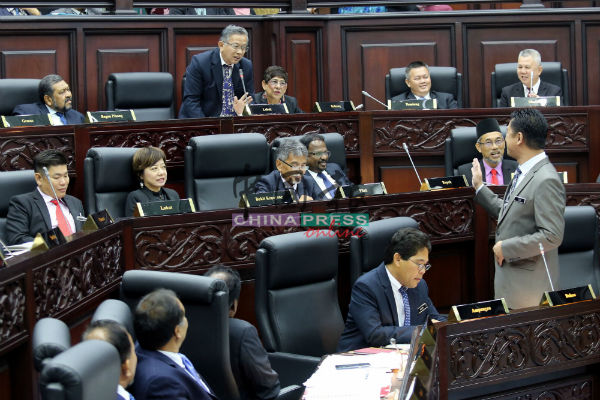周世扬（站者左）与张聒翔在州议会上演“同室操戈”争论。