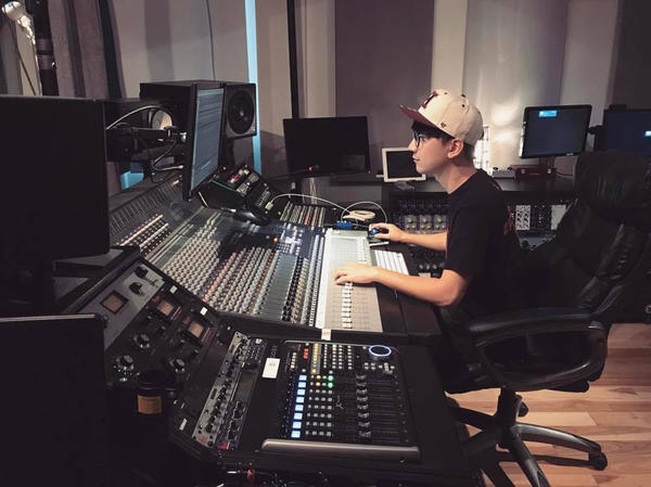 郭文瀚大部分时间在录音室里创作音乐。