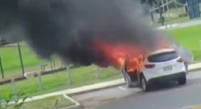 下一秒，汽车便爆炸跟着火了。