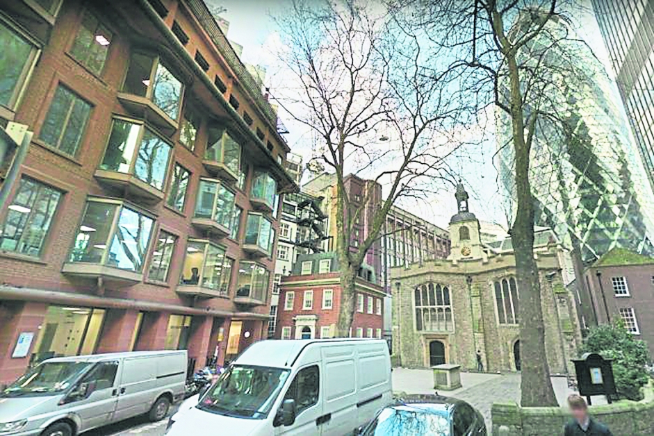 图为历史学家确认莎士比亚伦敦故居的真正位置，照片右方是圣海伦教堂，左方的办公大楼便是昔日莎士比亚旧居所在位置。