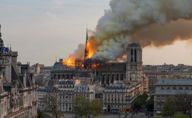 巴黎地标圣母院遭烈焰吞噬，木造结构大部分摧毁，主要尖塔也倒塌。