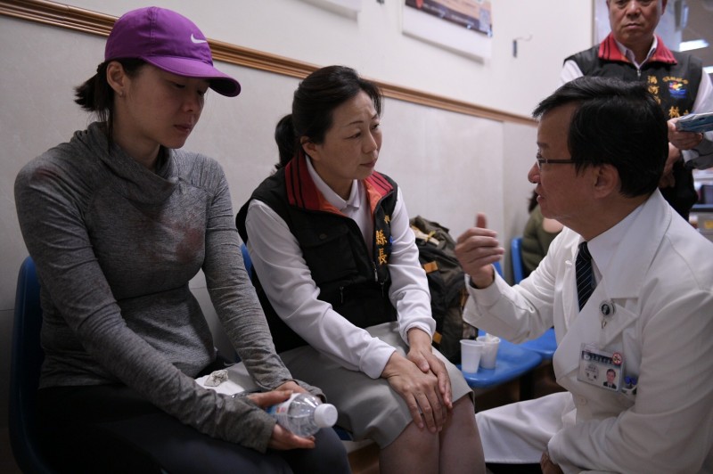 花莲慈济医院医生李毅（右）为朱妻（左）及县长徐榛蔚解释朱男伤势状况。