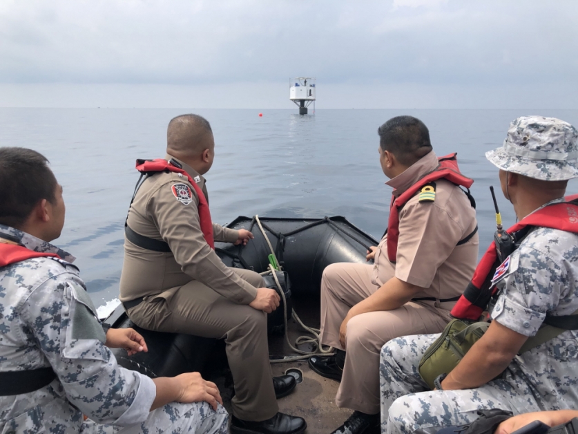 泰国执法人员正乘快艇前往埃尔沃托夫斯基的海上屋