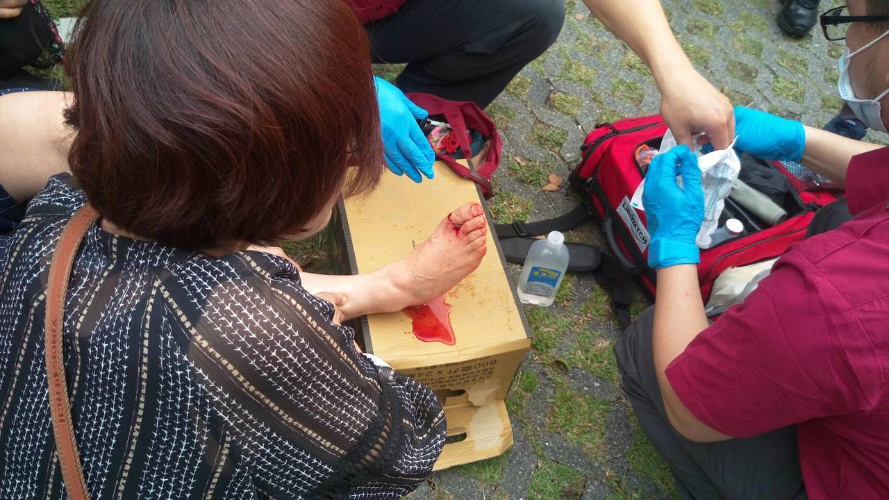 一名韩籍姜姓女游客右脚受伤，幸无大碍。