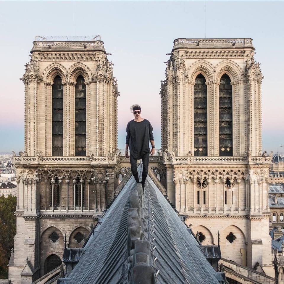 26岁的法国自由跑者诺盖拉违法攀上巴黎圣母院屋顶。