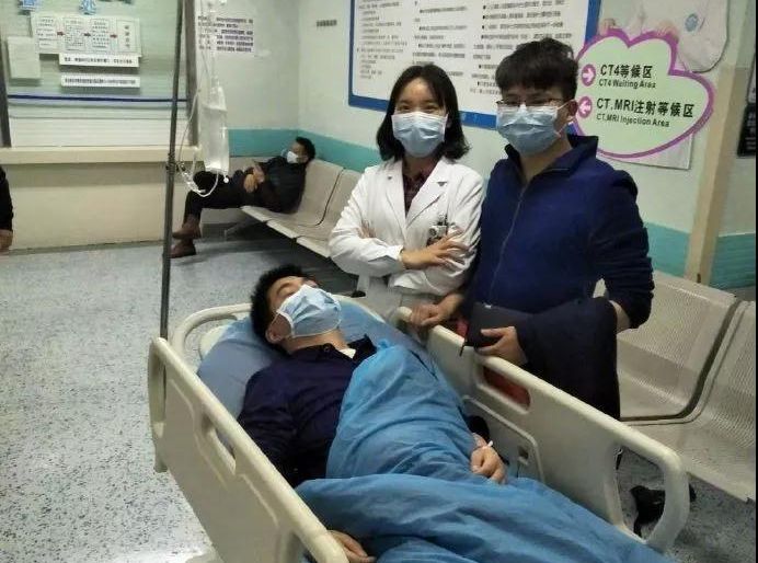 覃玲夫妇协助谭正华办理入院手续，又陪同检查。（互联网）