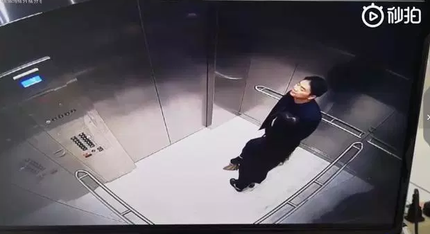 刘强东和刘女搭电梯的视频截图。