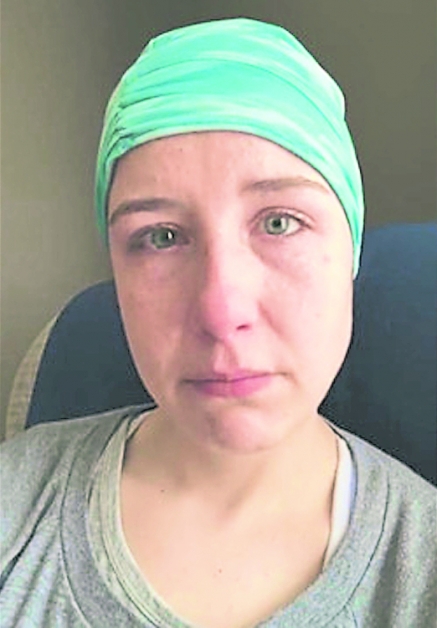 伊涅丝声泪俱下拍影片控诉当地医疗问题。