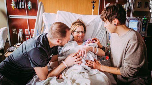 希西利（中）为儿子担任代理孕母，于上月25日产下亲生孙女。