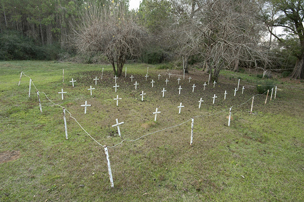 2012年12月10日调查人员使用透地雷达发现至少50个墓地后，用金属制的白色十字架标示它们所在位置。每一个十字架都标示一位无辜男童的长眠之地，令人感觉毛骨悚然。（路透社）