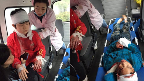 受伤的学生在救护车内接受急救。