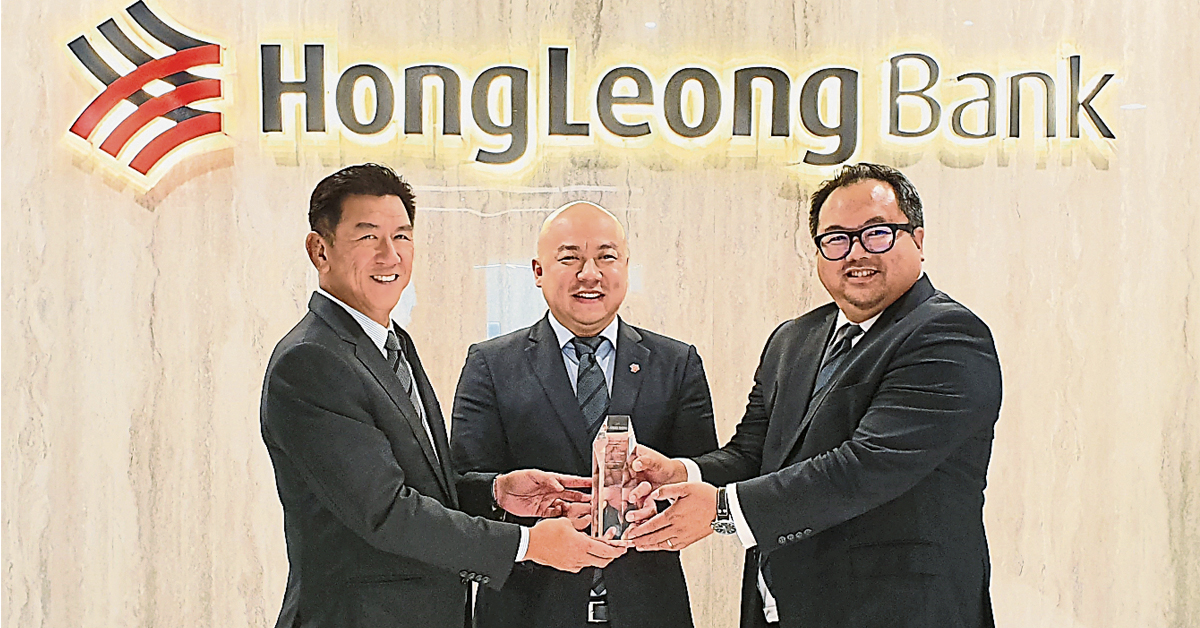 豐隆银行个人金融服务部董事经理石万锦（左起）、张育鸣和姚观德（译音），共同分享豐隆银行得奖的喜悦。