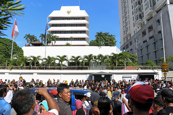在吉隆坡的印尼驻马大使馆，印尼国民涌入大使馆投票。