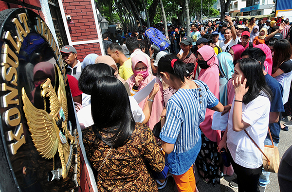 在槟城的印尼领事馆，大批印尼国民排队等候投票。