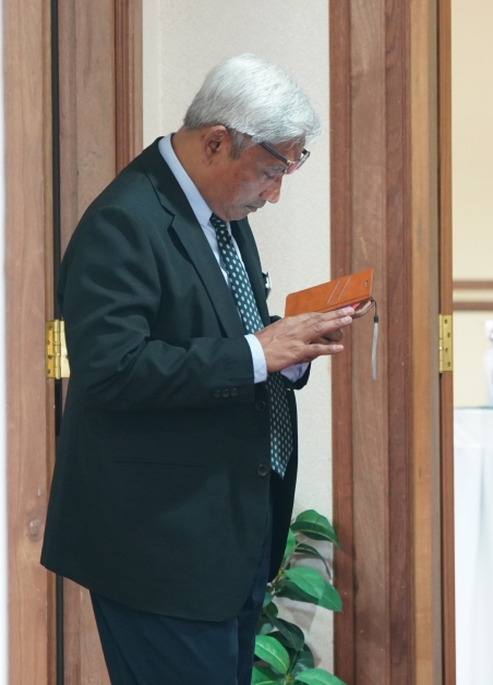 阿都阿兹巴里在召开记者会前，查看手机资料。