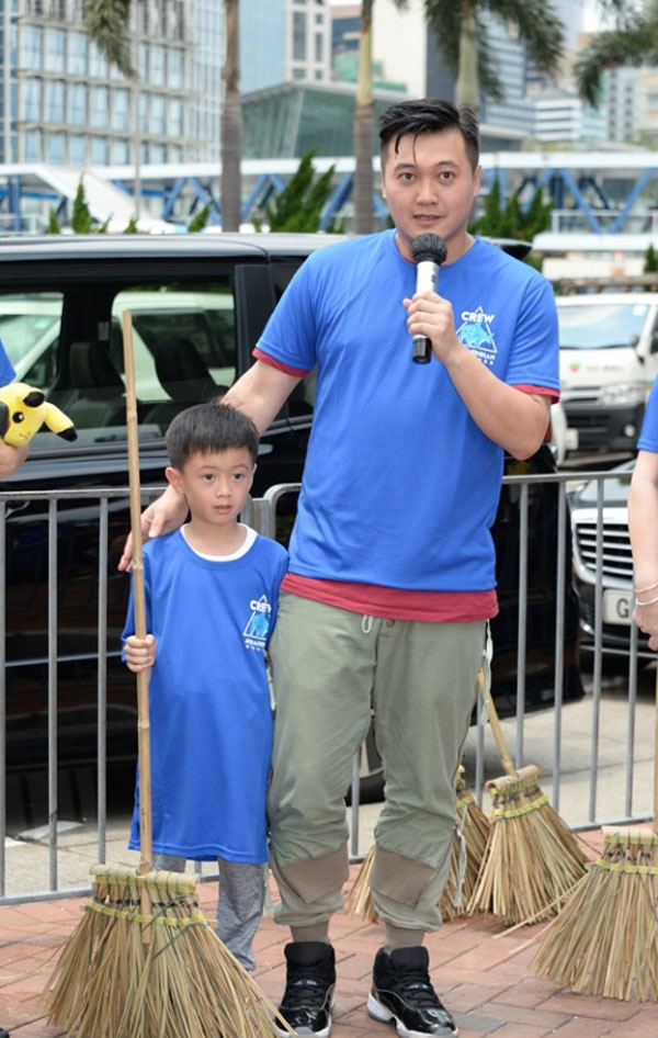 王嘉明带同儿子一起出席“4.22世界地球日清洁活动”。
。