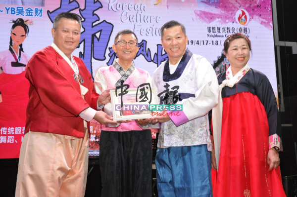 李成熙牧师及吴清贵牧师（左2及3），联合赠送纪念品予吴金财（左），右为姜素卿。