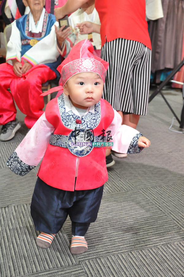 韩流来袭势不可挡，除了男女韩服，小孩也穿上可爱的童装韩服。