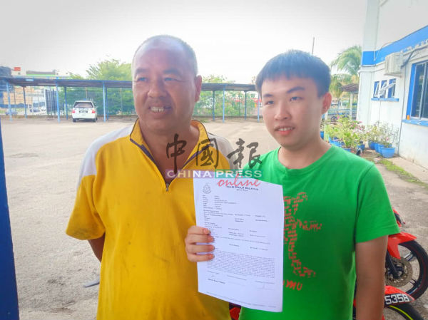 刘辉祥（右起）与刘金发前往警局报案。