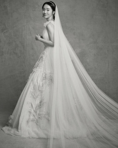 李贞贤在社交平台公开两张婚纱照。
