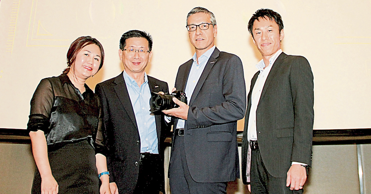 邱宝莹（左起）、吴宏斌、上原孝明及渡边浩一郎，一同推介全新LUMIX S系列全画幅无反光镜相机。
