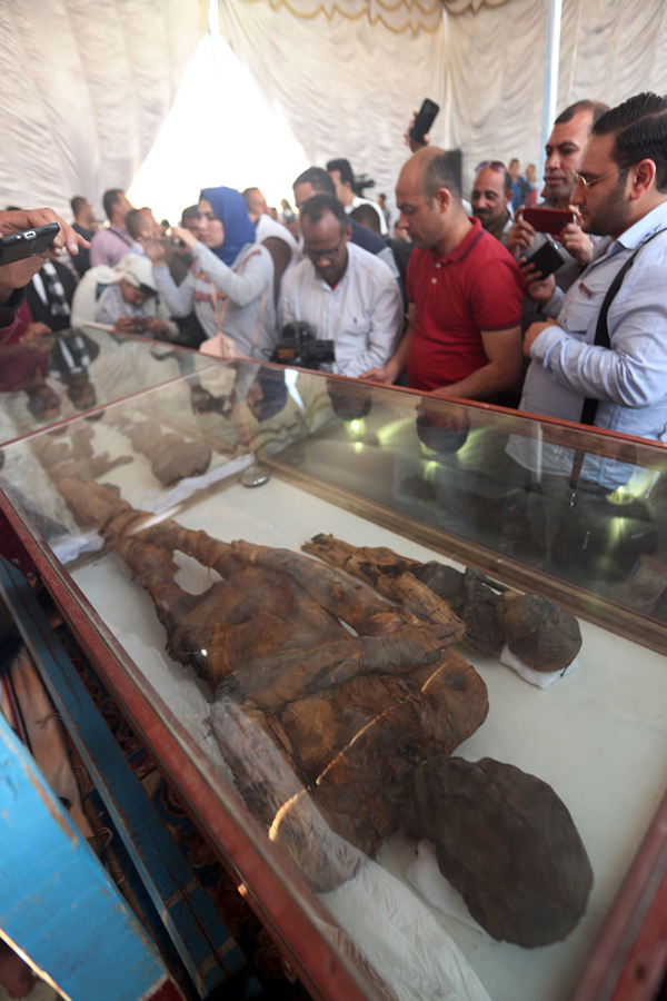 埃及古文物部展示在新发现古墓中挖出的木乃伊。（新华社）