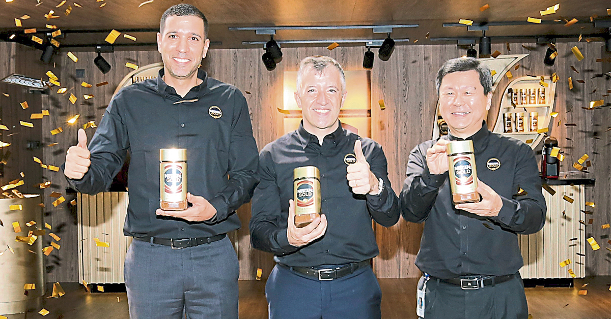 奥曼凯尔比（左起）、胡安阿兰诺斯及周瑞彬，联手为NESCAFE GOLD全新风貌和体验式集装箱咖啡馆主持推介礼。