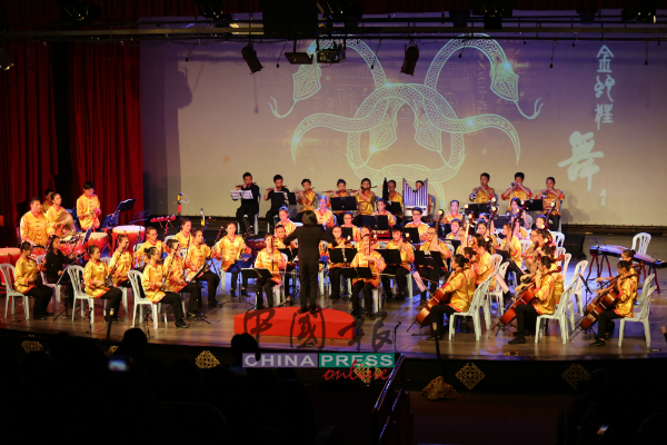 振华中学二校华乐团团员在练习多时后，终于能在台上呈现动人曲子，展现学生们的音乐天份。