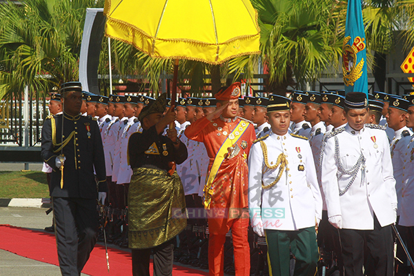 彭亨州摄政王东姑哈山纳（中）首次主持彭州议会开幕，检视空军仪仗队。