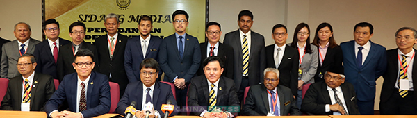阿斯慕尼（前左3）代表霹州行政议员全体阵容及所有希盟州议员，发表全力支持大臣阿末法依扎领导霹州及霹州希盟的声明。