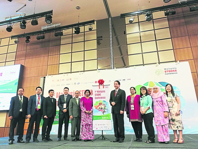 诺希山（左7）为第1届马来西亚中风研讨会主持开幕，左3起为刘万忠、符芳基、赛夫阿兹兰、伊丽莎白及珊蒂。