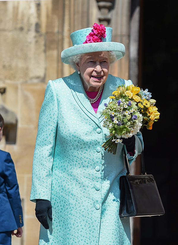 英女王伊丽莎白二世周日在温莎堡出席复活节礼拜，看起来精神奕奕，容光焕发。图:路透社