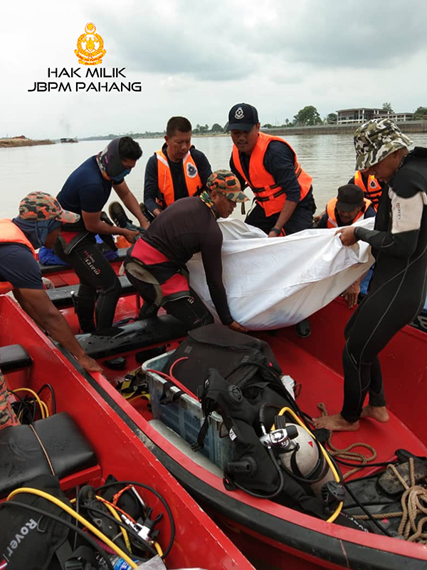 首名死者于周二中午被搜救人员寻获，并带返上岸。