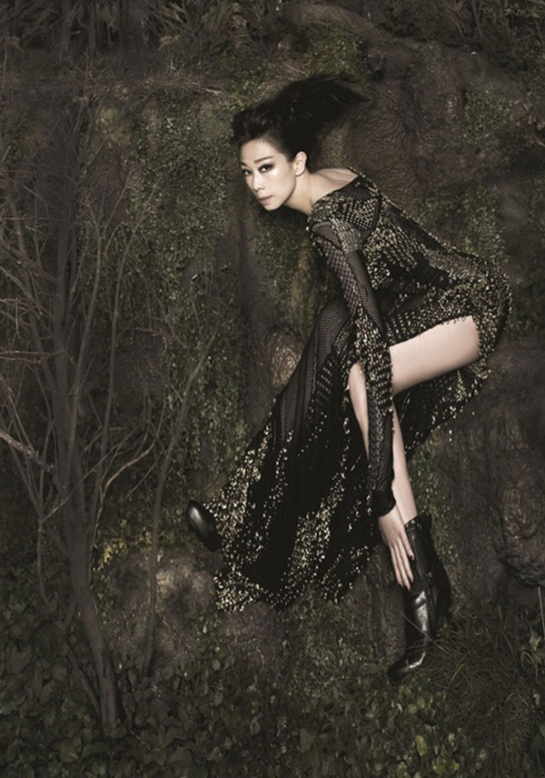 林忆莲在新专辑宣传照中秀出撩人辣腿。
