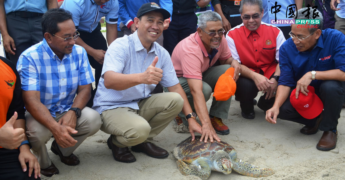 阿都尤努斯（左2起）、亚哈雅、法利兹和查基主持释放海龟活动。