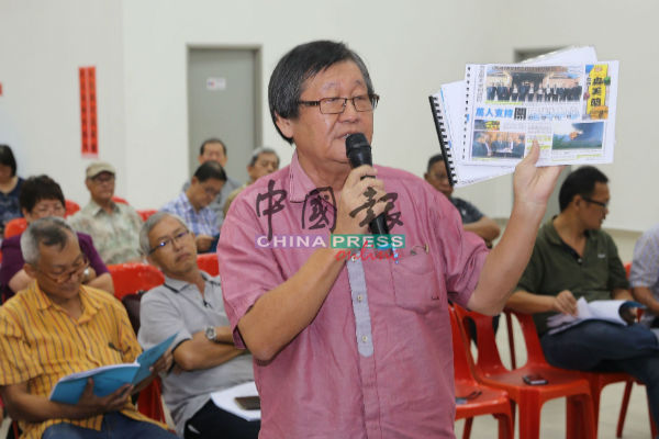 崔福盛早有准备，带着剪报在森华堂的会员大会上提出关闭或搬迁武吉那纳Kualiti Alam有毒废料处理中心。