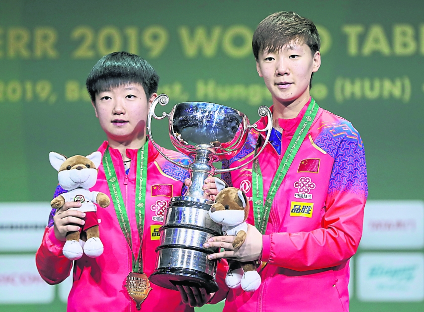 孙颖莎（左）与王曼昱，成为新一代的世乒赛女双冠军。（新华社）