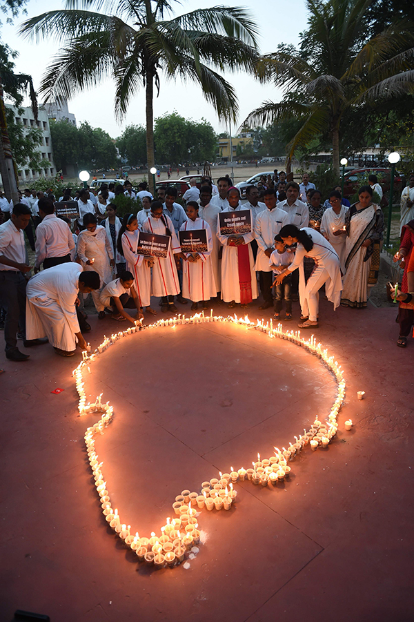 民众以烛光围成一个斯里兰卡地图形状，悼念恐袭死难者。（法新社）