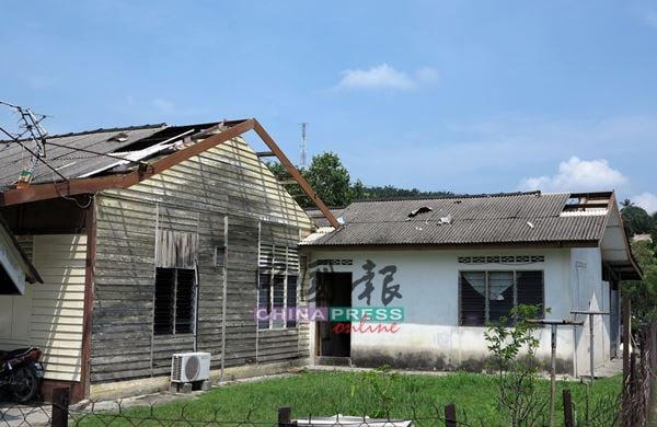 强风侵袭拉务8里村，导致住家屋顶的多片屋瓦被刮走。