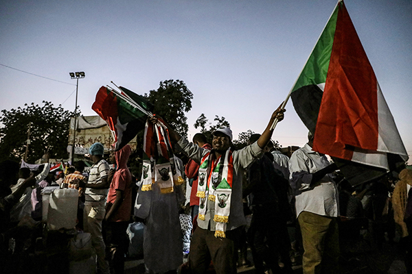 群众周六在喀土穆军方总部外示威，要求军方让文官统治。（美联社）