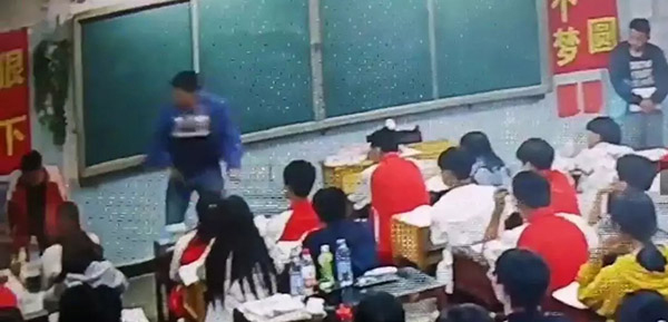 老师对高中生飞踹扇耳光的画面。