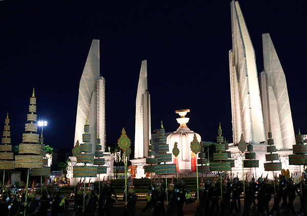 泰国国王的加冕典礼将在下周举行，曼谷为彩排封闭40条街道。图:欧新社
