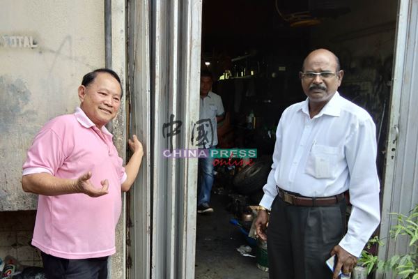 吴亚结（左）告诉媒体，窃贼撬开铁闸侧边，潜入店里偷走他15个汽车电池，右是P古拿。