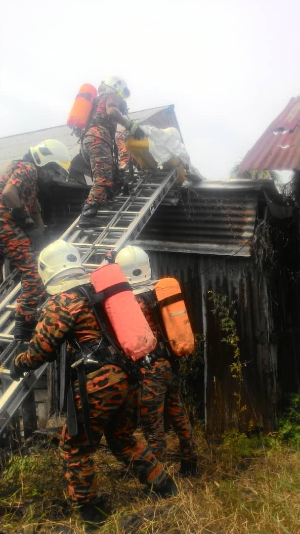消拯人员攀上屋顶，将尸体抬下来。
