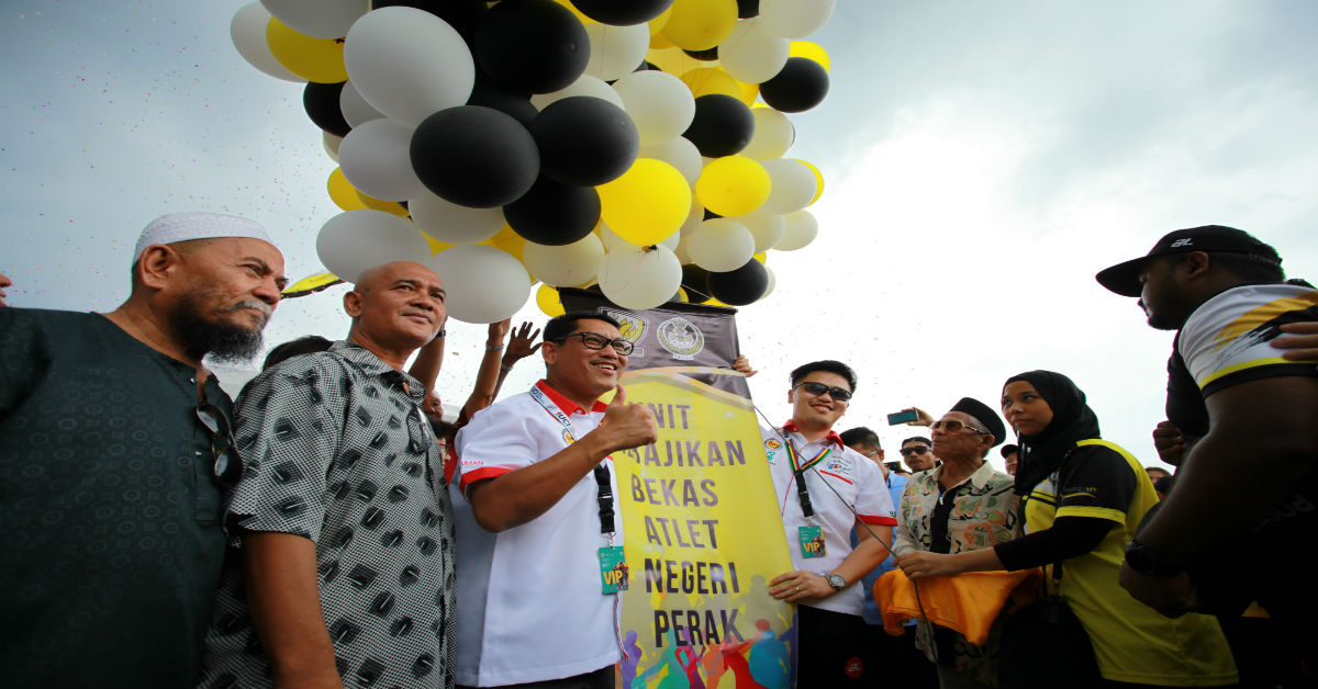 阿末法沙（左3起）与李存孝，主持霹雳州前运动选手福利单位推介升球礼。