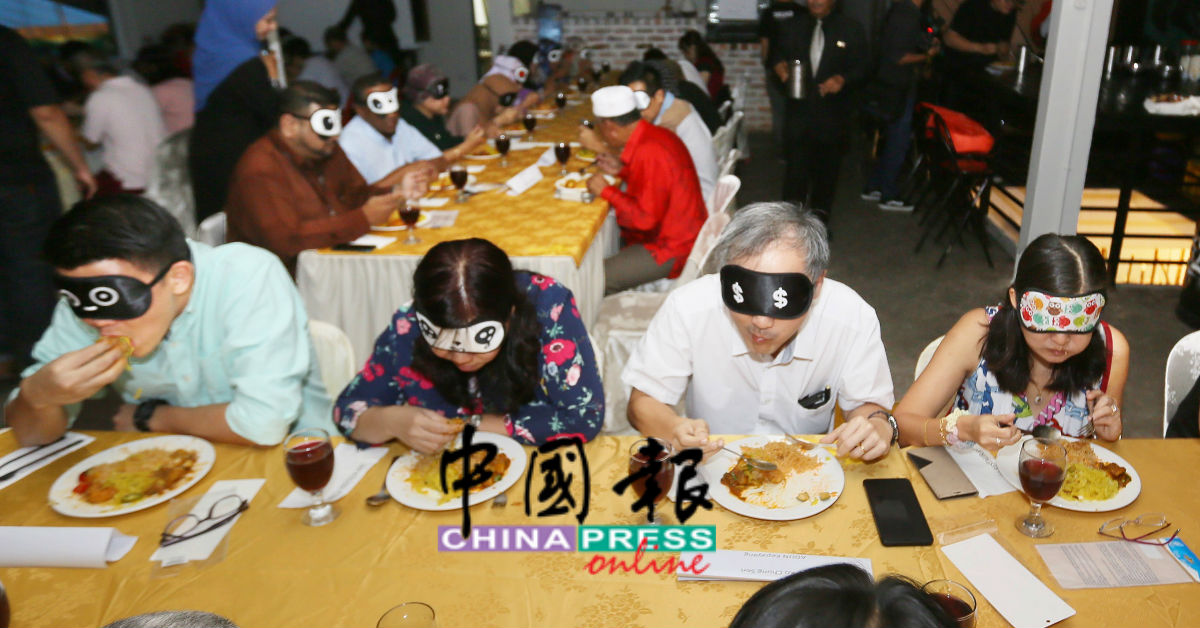 黄渼澐（左2起）在陈家兴（左起）、许崇信夫妇及李存孝陪同上，戴上眼罩“摸黑”用餐，体验盲友用餐时的感受。